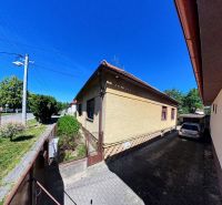Predaj 5-izbového domu s množstvom zelene! - Rodinný dom na Sladkovičovej 135, Zlaté Moravce, s autom na dvore a záhradou.
