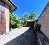 Predaj 5-izbového domu s množstvom zelene! - Dvory rodinných domov na Sládkovičovej ulici v Zlatých Moravciach obklopené zeleňou a vyložené dlažbou.