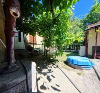 Predaj 5-izbového domu s množstvom zelene! - Rodinný dom na Sládkovičovej 135 v Zlatých Moravciach s dvorom obklopeným zeleňou.