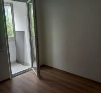 4-izb. byt, Sekurisova, Dúbravka, 3.p./4 s výťahom - Izba so vstupom na balkón v 4-izbovom byte a podlahou s dreveným dekorom.