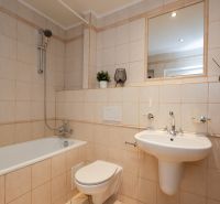 LAURINSKÁ, 2i byt, 68m² – REPREZENTATÍVNE bývanie v historickom CENTRE - Kúpeľňa v 2-izbovom byte s vaňou, zrkadlom a svetlými obkladmi.