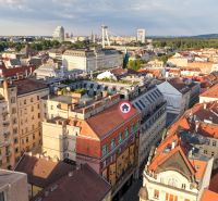 LAURINSKÁ, 2i byt, 68m² – REPREZENTATÍVNE bývanie v historickom CENTRE - Pohľad na strechy a ulice Bratislava - Staré Mesto, Laurinská, s ikonickým mostom.
