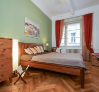 LAURINSKÁ, 2i byt, 68m² – REPREZENTATÍVNE bývanie v historickom CENTRE - Spálňa v 2-izbovom byte s nábytkom z dreva a podlahou s dreveným dekorom.