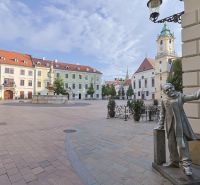 LAURINSKÁ, 2i byt, 68m² – REPREZENTATÍVNE bývanie v historickom CENTRE - Radničné námestie v Bratislave s historickými budovami a sochou, pokojná atmosféra.