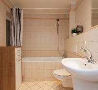 LAURINSKÁ, 2i byt, 68m² – REPREZENTATÍVNE bývanie v historickom CENTRE - Kúpeľňa s vaňou, umývadlom a skrinkou v 2-izbovom byte, béžový obklad.