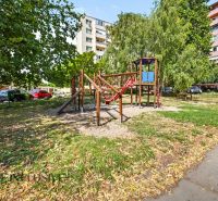 Na predaj veľkom. 3-i. byt s balk. v centre Dun.Stredy - Detské ihrisko medzi panelákmi v Dunajskej Strede na Neratovickom námestí.