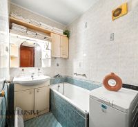 Na predaj veľkom. 3-i. byt s balk. v centre Dun.Stredy - Kúpeľňa v 3-izbovom byte s vaňou, umývadlom, práčkou a zrkadlom, úložné priestory.