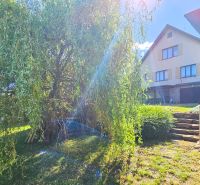 Predaj rodinného domu, Na Vrších, Na Vrších, Benešov - Záhrada pri rodinnom dome na ulici Na Vrších v Sázave s okrasnými krovinami a schodmi.