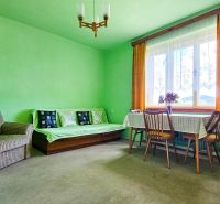 Predaj rodinného domu, Na Vrších, Na Vrších, Benešov - Obývačka v rodinnom dome s pohodlným kreslom, pohovkou a okrúhlym stolom.