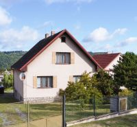 Predaj rodinného domu, Na Vrších, Na Vrších, Benešov - Rodinný dom na ulici Na Vrších v Sázave s veľkou záhradou a kopcovitým pozadím.