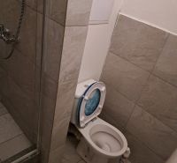 Garzónka, Rybničná ul., BA III - Vajnory - Kúpeľňa s toaletou a sprchovým kútom v garsónke.
