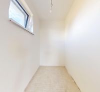 Skolaudovaný 4 izbový RD bungalov 101,65 m2 na pozemku 531 m2, Senec - Prázdna izba s bielymi stenami a oknom v rodinnom dome.