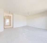 Skolaudovaný 4 izbový RD bungalov 101,65 m2 na pozemku 531 m2, Senec - Priestranná miestnosť v rodinnom dome s bielymi stenami a veľkým oknom.