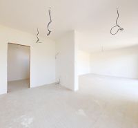 Skolaudovaný 4 izbový RD bungalov 101,65 m2 na pozemku 531 m2, Senec - Priestranný svetlý interiér rodinného domu s otvormi na osvetlenie inštalácie.