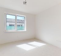 Skolaudovaný 4 izbový RD bungalov 101,65 m2 na pozemku 531 m2, Senec - Priestranná izba v rodinnom dome s veľkým oknom, bielymi stenami a odhaleným osvetlením.