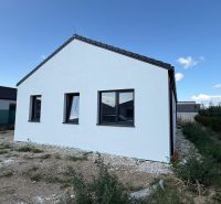 Skolaudovaný 4 izbový RD bungalov 101,65 m2 na pozemku 531 m2, Senec - Rodinný dom na Karasovej ulici v Senci so svetlou fasádou a strešnou krytinou.