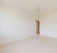 Skolaudovaný 4 izbový RD bungalov 101,65 m2 na pozemku 531 m2, Senec - Prázdna miestnosť v rodinnom dome s bielymi stenami a oknom.