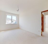 Skolaudovaný 4 izbový RD bungalov 101,65 m2 na pozemku 531 m2, Senec - Priestranná svetlá izba v rodinnom dome s bielymi stenami a prípravou na podlahu.