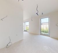 Skolaudovaný 4 izbový RD bungalov 101,65 m2 na pozemku 531 m2, Senec - Prázdna miestnosť s podlahou, veľkými oknami a elektrickými káblami v rodinnom dome.