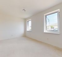 Skolaudovaný 4 izbový RD bungalov 101,65 m2 na pozemku 531 m2, Senec - Priestranná svetlá izba v rodinnom dome s bielymi stenami a veľkými oknami.