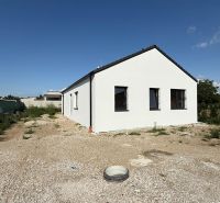 Skolaudovaný 4 izbový RD bungalov 101,65 m2 na pozemku 531 m2, Senec - Rodinný dom na Karasovej ulici v Senci s bielou fasádou a šikmou strechou.