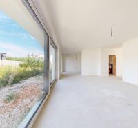 Skolaudovaný 4 izbový RD bungalov 101,65 m2 na pozemku 531 m2, Senec - Priestranný interiér rodinného domu so svetlými stenami a veľkými oknami.