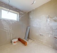 Skolaudovaný 4 izbový RD bungalov 101,65 m2 na pozemku 531 m2, Senec - Kúpeľňa v rodinnom dome pred dokončením; základná inštalácia v priebehu montáže.