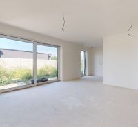 Skolaudovaný 4 izbový RD bungalov 101,65 m2 na pozemku 531 m2, Senec - Priestranná obývacia izba v Rodinnom dome s veľkými oknami a výhľadom do záhrady.