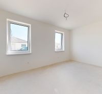 Skolaudovaný 4 izbový RD bungalov 101,65 m2 na pozemku 531 m2, Senec - Svetlá miestnosť v rodinnom dome s dvomi oknami a bielymi stenami.