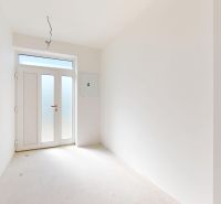 Skolaudovaný 4 izbový RD bungalov 101,65 m2 na pozemku 531 m2, Senec - Priestranná miestnosť v rodinnom dome s bielymi stenami a veľkými dverami.
