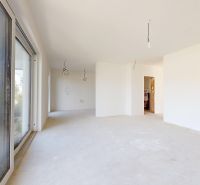 Skolaudovaný 4 izbový RD bungalov 101,65 m2 na pozemku 531 m2, Senec - Priestranná miestnosť s veľkými oknami a pohľadom na záhradu v rodinnom dome.