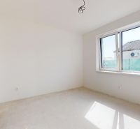 Skolaudovaný 4 izbový RD bungalov 101,65 m2 na pozemku 531 m2, Senec - Svetlá izba v Rodinnom dome s veľkým oknom, nedokončená podlaha, biele steny.