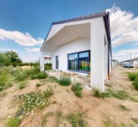 Skolaudovaný 4 izbový RD bungalov 101,65 m2 na pozemku 531 m2, Senec - Rodinný dom v Senci na Karasovej ulici s upravenou záhradou a terasou.