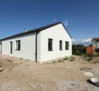 Skolaudovaný 4 izbový RD bungalov 101,65 m2 na pozemku 531 m2, Senec - Rodinný dom na Karasovej ulici v Senci s jednoduchou bielou fasádou.