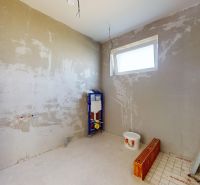 Skolaudovaný 4 izbový RD bungalov 101,65 m2 na pozemku 531 m2, Senec - Rozostavaná kúpeľňa v rodinnom dome, s pripravenou inštaláciou a vedrom farby.