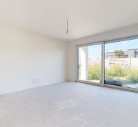 Skolaudovaný 4 izbový RD bungalov 101,65 m2 na pozemku 531 m2, Senec - Interiér rodinného domu s veľkými posuvnými oknami bez podlahovej krytiny.