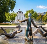 I Exkluzívny 2-izbový byt v srdci Bratislavy, Staré Mesto - Fontána s bronzovými sochami a prezidentka v záhradách v Bratislave – Starom Meste na Banskobystrickej.
