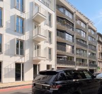 I Exkluzívny 2-izbový byt v srdci Bratislavy, Staré Mesto - Ulica Banskobystrická, Bratislava - Staré Mesto, zobrazuje modernú fasádu budov a zaparkované autá.
