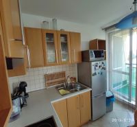 Slnečný 2-izb. byt, Račianske mýto, lodžia, výhľad do parku - Kuchyňa s drevenými skrinkami, mikrovlnkou a chladničkou v 2-izbovom byte.