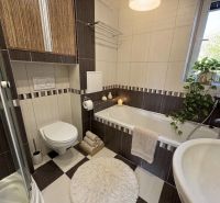 3-IZBOVÝ BYT PO KOMPLETNEJ REKONŠTRUKCII, ISTEBNÉ, ZARIADENÝ, 2 PIVNIC - Kúpeľňa v 3-izbovom byte obsahuje sprchovací kút, vaňu a umývadlo.