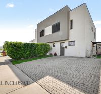 Na predaj 4-izb. RD–časť dvojdomu, Hrubá Borša - Rodinný dom v Hrubej Borši s vydláždeným parkoviskom a upravenou zeleňou.