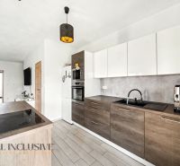 Na predaj 4-izb. RD–časť dvojdomu, Hrubá Borša - Kuchyňa v rodinnom dome s podlahou s dreveným dekorom a modernými spotrebičmi.