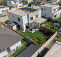 Na predaj 4-izb. RD–časť dvojdomu, Hrubá Borša - Rodinný dom v Hrubej Borši s terasou a trávnatou záhradou, oddelený oranžovým výrezom.