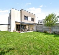 Na predaj 4-izb. RD–časť dvojdomu, Hrubá Borša - Rodinný dom v Hrubej Borši so záhradou a terasou, oplotený živým plotom.