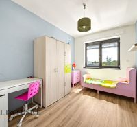 Na predaj 4-izb. RD–časť dvojdomu, Hrubá Borša - Detská izba s posteľou, skriňou, písacím stolom a podlahou s dreveným dekorom.