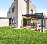 Na predaj 4-izb. RD–časť dvojdomu, Hrubá Borša - Rodinný dom v Hrubej Borši s terasu, záhradou a vonkajším posedením.