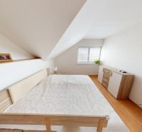 4i RD v Oľdzi -Moderné bývanie v pokojnom prostredí  - Spálňa v rodinnom dome s podlahou s dreveným dekorom a šikmým stropom.