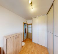 4i RD v Oľdzi -Moderné bývanie v pokojnom prostredí  - Interiér rodinného domu s podlahou s dreveným dekorom a vstavanou skriňou.