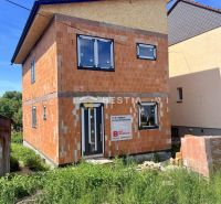 Novostavba podľa Vašich predstáv !! - Nedokončený rodinný dom v Cerovej s viditeľnými tehlovými stenami a plastovými oknami.