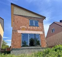 Novostavba podľa Vašich predstáv !! - Rodinný dom v Cerovej s nedokončenou tehlovou fasádou a veľkými presklenými dverami.